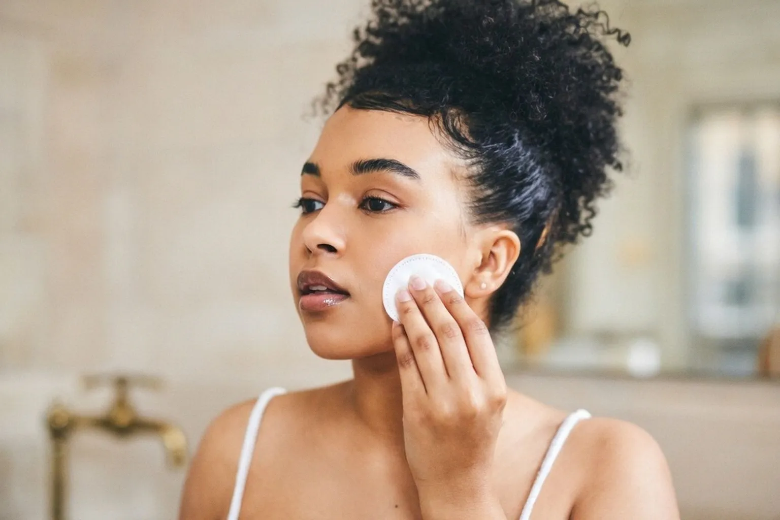 Comment neutraliser les rougeurs du visage avec des soins et maquillages naturels