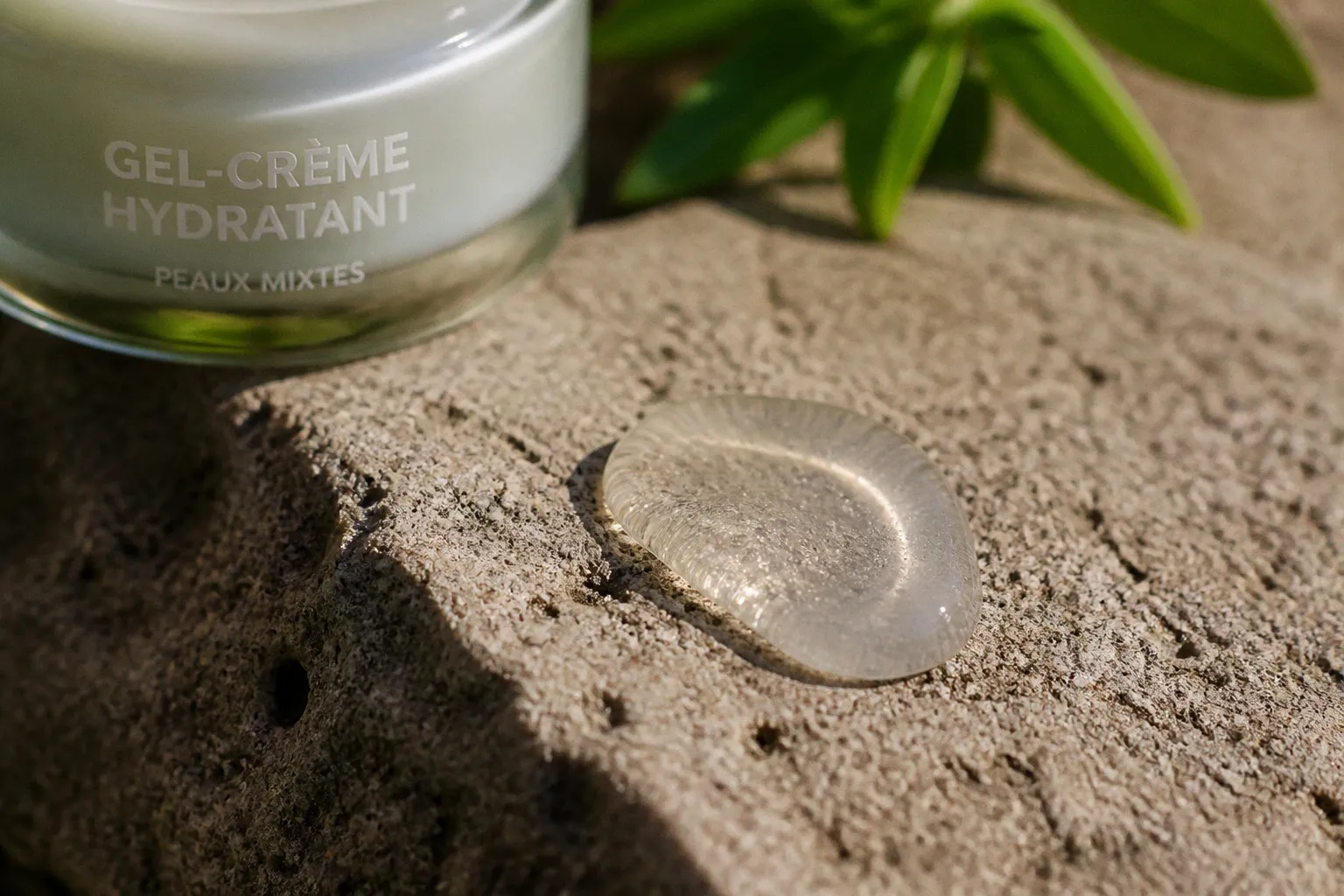 Crème hydratante pour peau mixte : comment éviter l'effet brillant