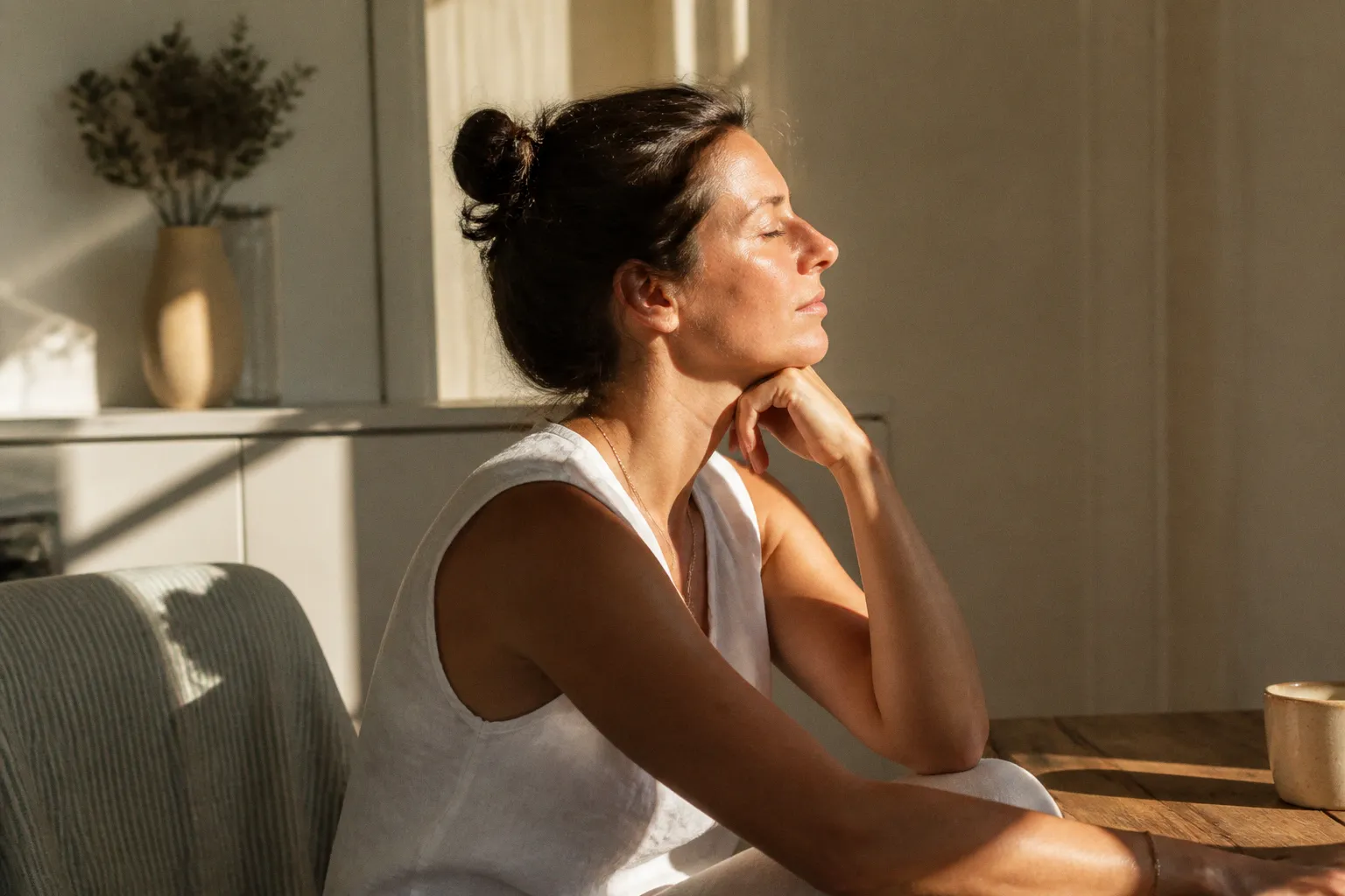 Crèmes solaires teintées : 15 soins pour unifier votre teint tout en protégeant votre peau