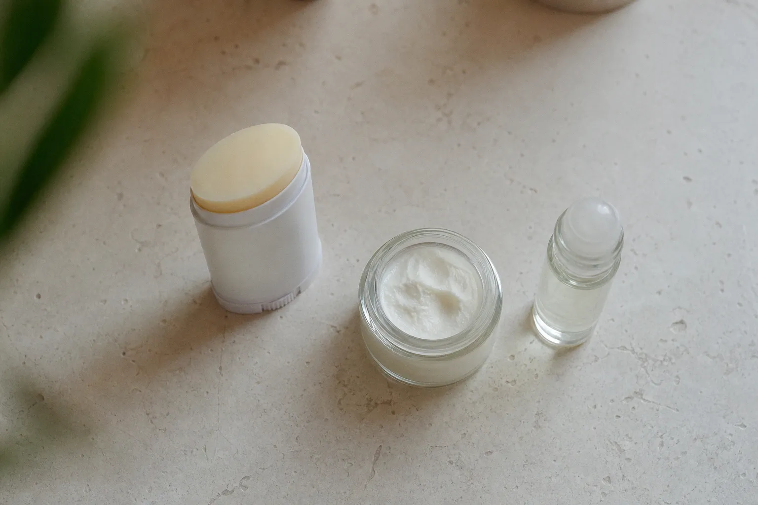 Déodorants naturels : le match entre stick, crème et roll-on