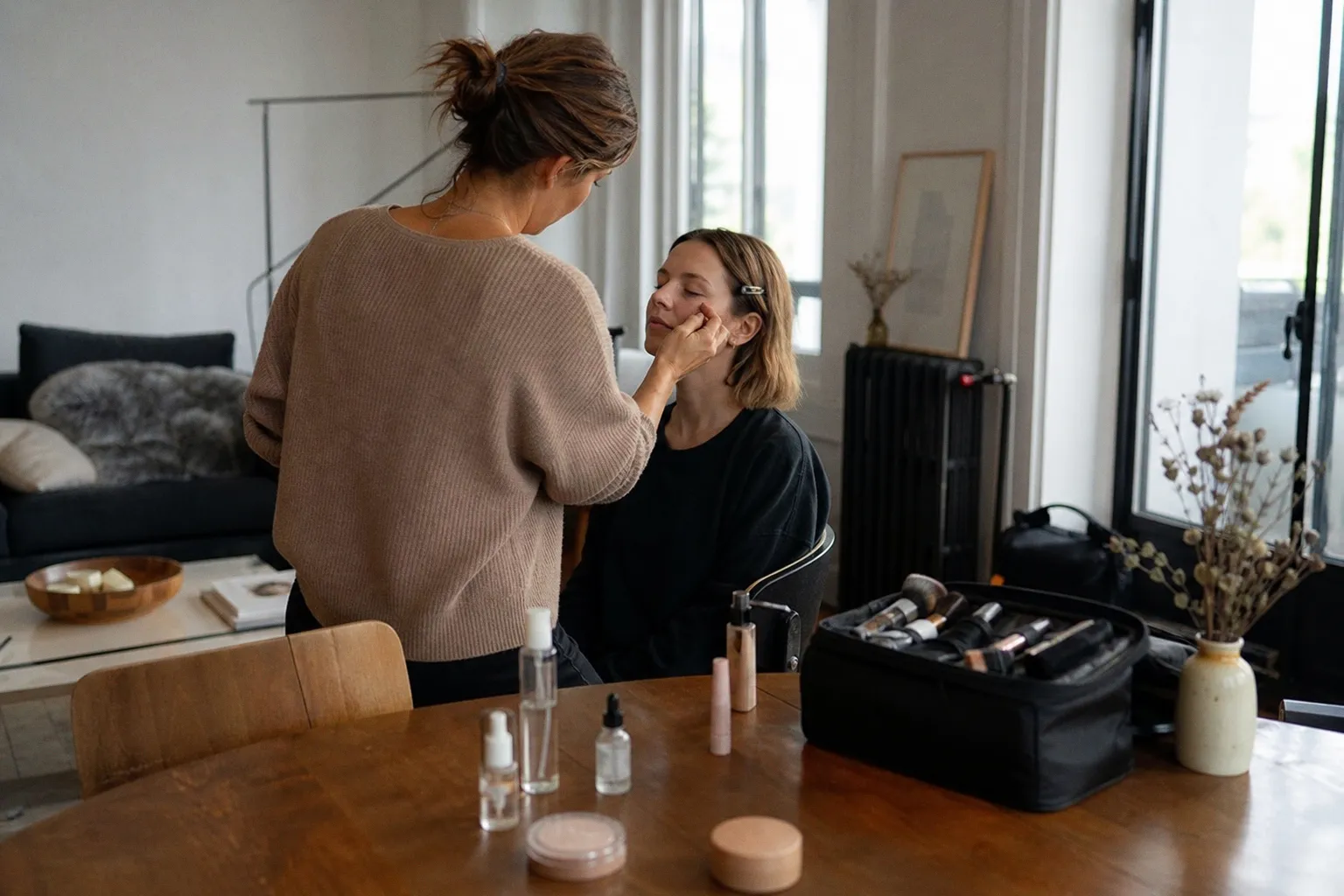 La maquilleuse de Karine Vanasse révèle les cinq produits à avoir cet automne pour un teint lumineux et