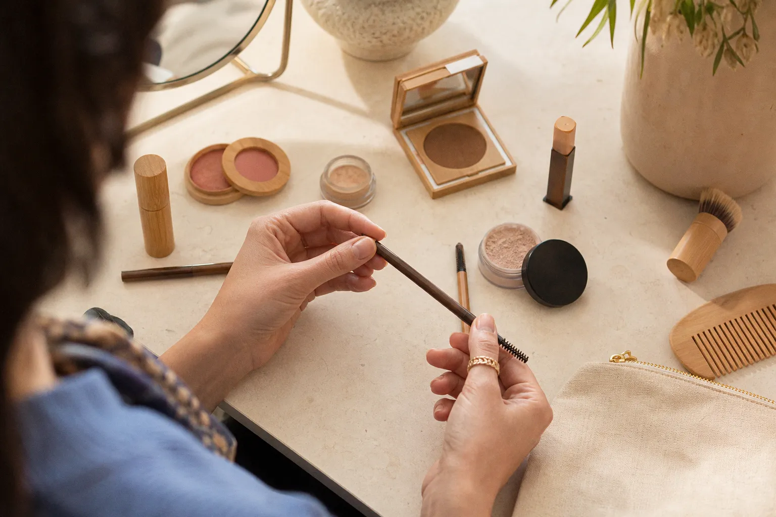 Le retour du sourcil structuré : la tendance maquillage des années 90 qui s'impose