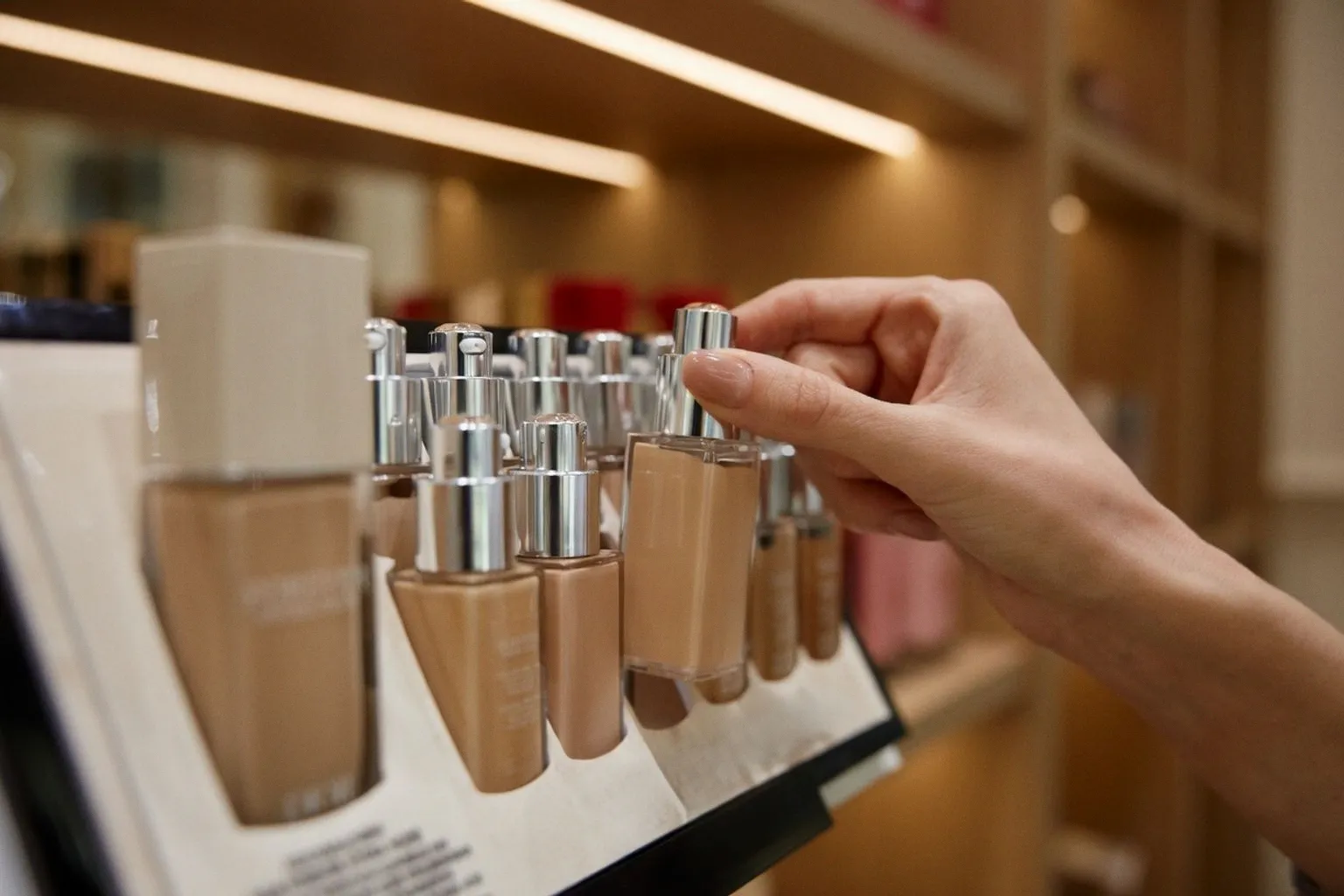 Maquillage après 50 ans : comment choisir un fond de teint qui lisse sans marquer les rides