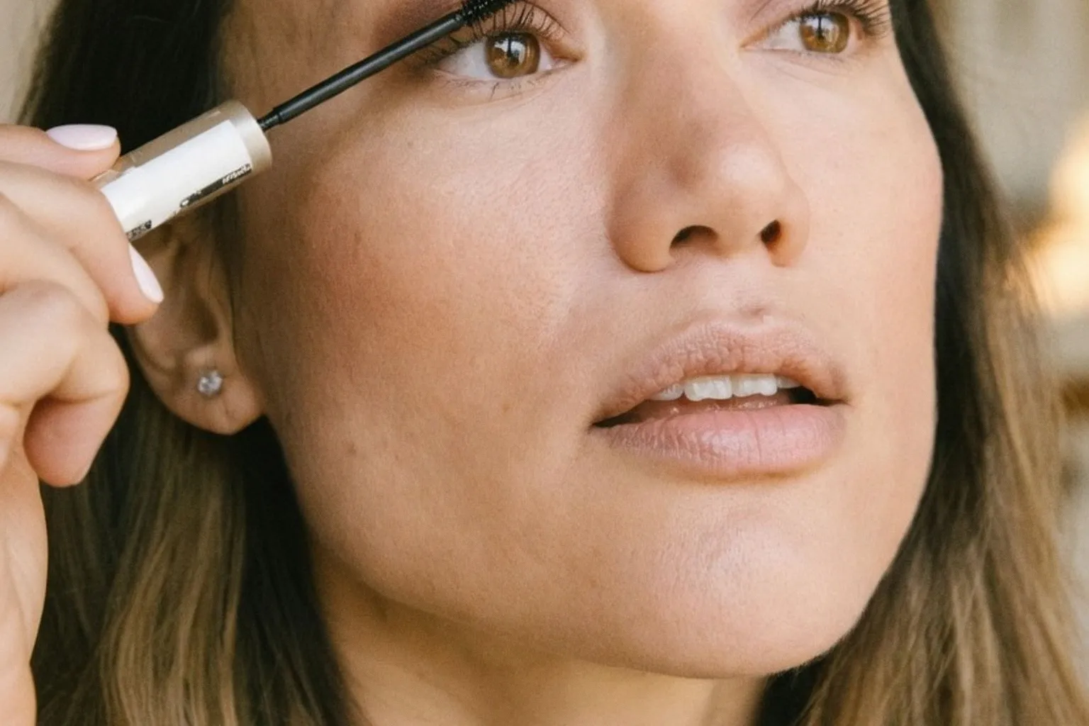 Maquillage des yeux et teint naturel : la tendance du minimalisme absolu