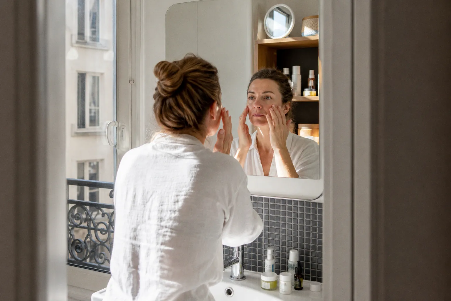 Soins anti-âge : 7 erreurs courantes qui ternissent votre teint et comment les corriger