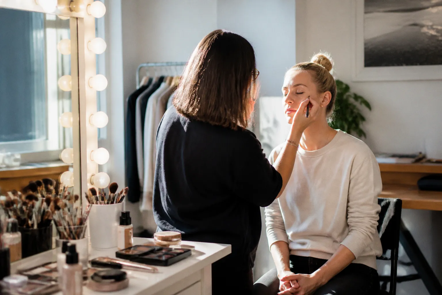 Teint lumineux en automne : les 5 essentiels de la maquilleuse de Karine Vanasse