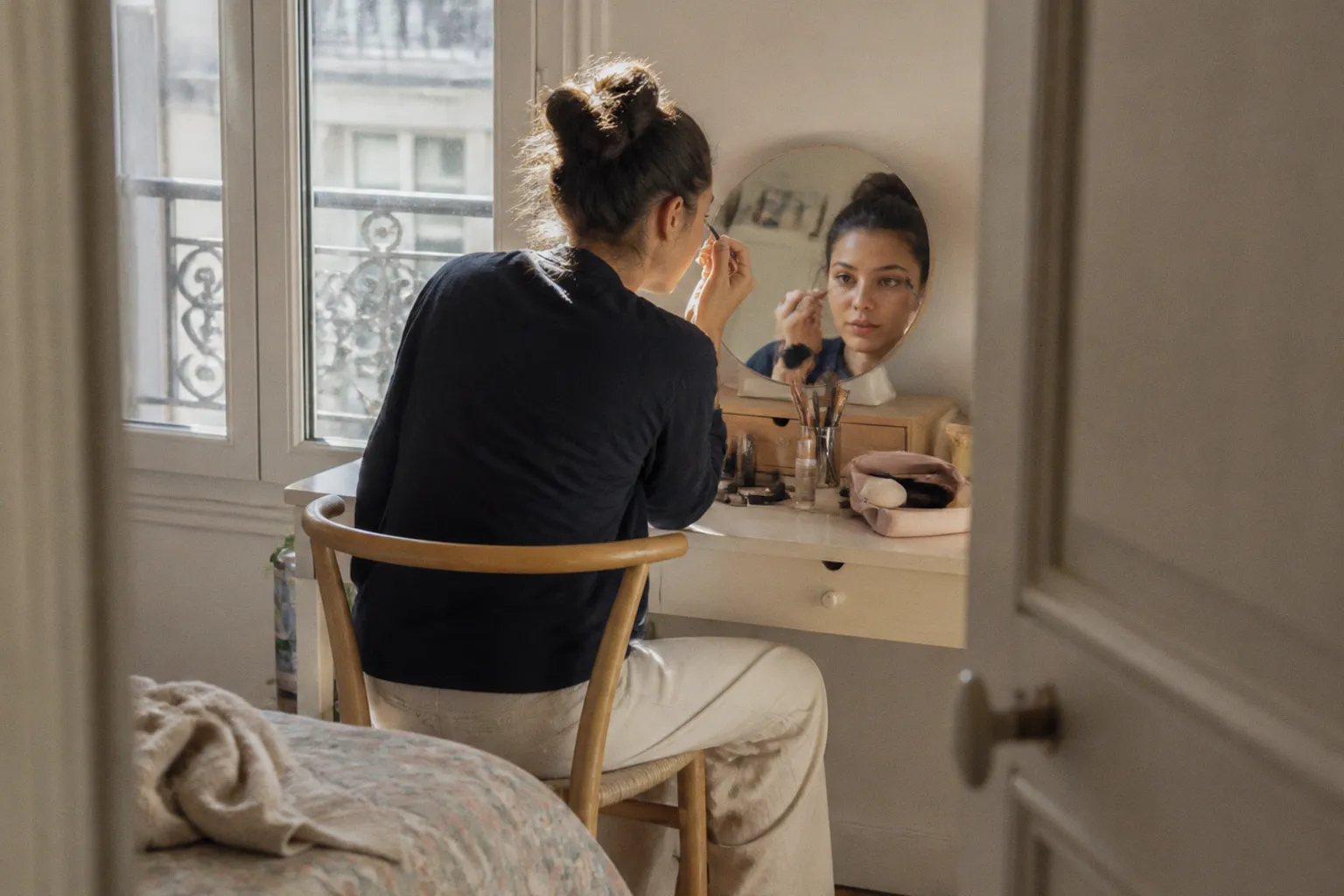 Tired girl makeup : l'art de la fatigue maîtrisée pour un teint naturel et sophistiqué